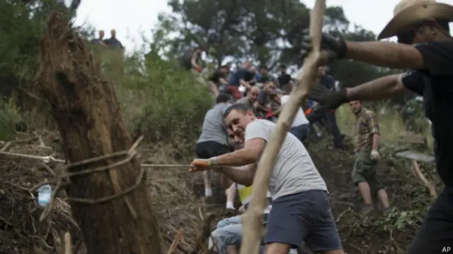 Добровольцы помогают ликвидировать последствия наводнения в Тбилиси