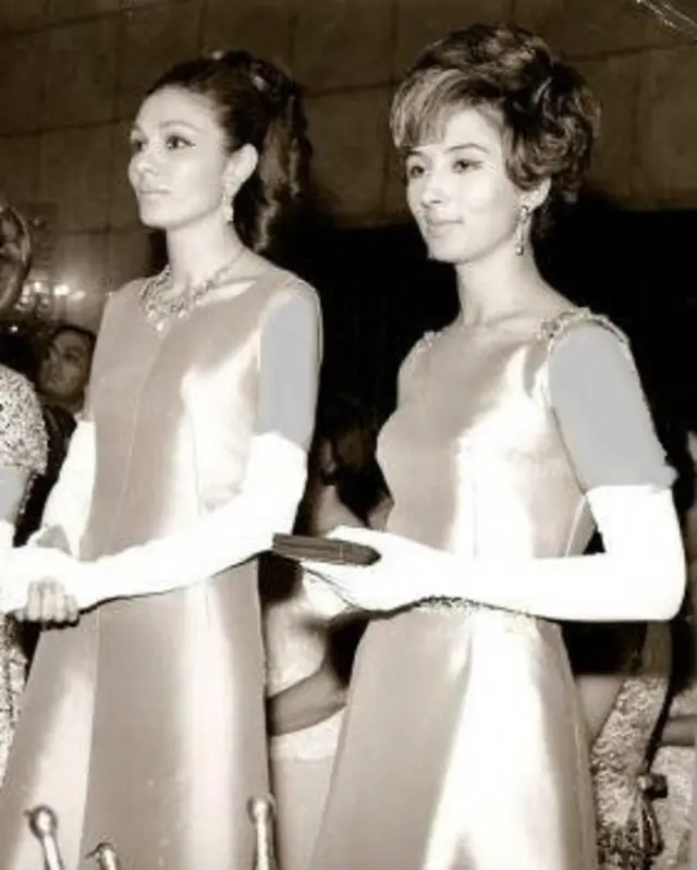 لیلی امیر ارجمند (راست) نخستین مدیر کانون در کنار فرح پهلوی