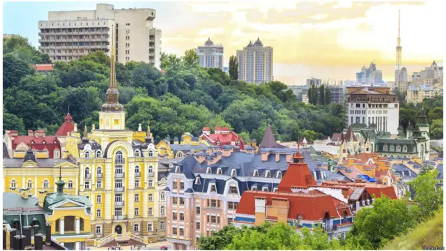 Đội sổ: Kiev, Ukraine. Không phải ngẫu nhiên mà trong số 41 thị trường bất động sản được phân tích, vị trí thấp nhất thuộc về một đất nước đang bị chiến tranh tàn phá. Tình hình chính trị bất ổn của Ukraine làm kinh tế và xã hội mất ổn định theo, theo một báo cáo hàng tháng của hãng cổ phần tư nhân SigmaBleyzer. Đồng nội tệ của Ukraine tiếp tục bị phá giá; đồng hryvnia rớt giá khiến lạm phát tăng phi mã, do vậy, người dân ở đây đang thấy tiền của mình liên tục “bay hơi”. Giá nhà ở Kiev giảm gần 49% vào năm 2014, và cho đến thời điểm gần giữa năm 2015 vẫn chẳng có dấu hiệu gì sáng sủa hơn. Các khoản vay thế chấp mua nhà phải chịu lãi suất trung bình tới 21,8% vào cuối năm 2014, khiến việc mua bất động sản trở thành điều không thể đối với nhiều người Ukraine.