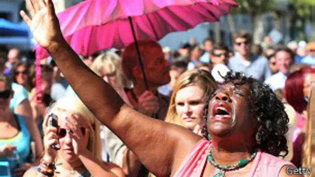 personas rezan en ceremonia en Cherleston, Carolina del Sur