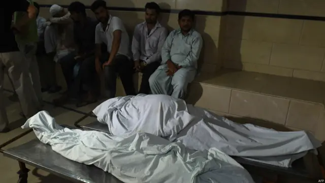 صوبائی سیکریٹری صحت سعید منگنیجو کے مطابق جناح ہسپتال میں 75، لیاری جنرل ہسپتال میں نو، سول ہسپتال میں دو اور عباسی شہید ہسپتال میں 24 افراد جاں بحق ہوئے۔