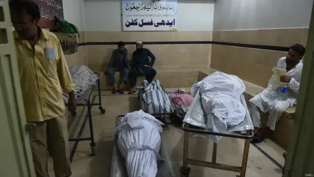 ساحلی شہر گذشتہ 24 گھنٹوں سے شدید گرمی کی لپیٹ میں ہے اور محکمۂ موسمیات کا کہنا ہے کہ سنیچر کو درجۂ حرارت 44 سینٹی گریڈ ریکارڈ کیا گیا تھا۔