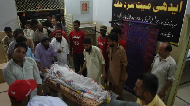  ایدھی فاؤنڈیشن کے رضاکار انور کاظمی کا کہنا ہے کہ قدرتی طور پر ہلاک ہونے والے لوگوں کی میتیں بھی بڑی تعداد میں سرد خانے لائی گئی ہیں کیونکہ لواحقین کو یہ خدشہ ہے کہ کہیں سخت گرمی کی وجہ سے میتیں خراب نہ ہو جائیں۔