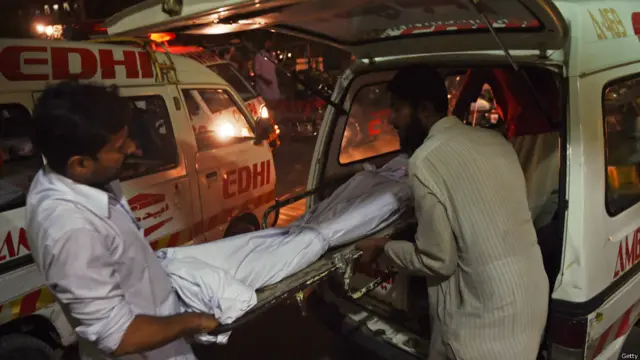 شہر کے سب سے بڑے سرکاری ہپستال جناح پوسٹ گریجویٹ ہسپتال کے شعبہ ایمرجنسی کی انچارج ڈاکٹر سیمی جمالی نے بی بی سی کو بتایا کہ سنیچر اور اتوار کو دس دس افراد کو مردہ حالت میں لایا گیا، جبکہ چار کی موت شعبۂ حادثات میں ہوئی۔