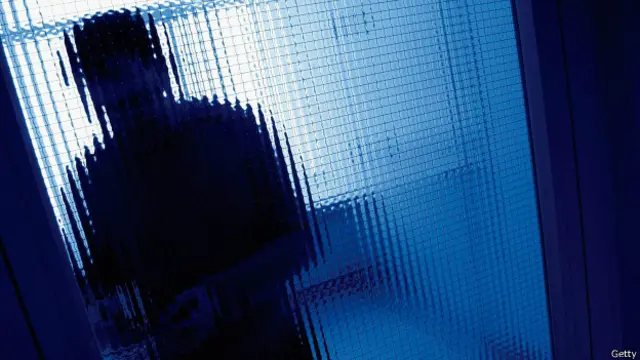 Un ladrón a punto de entrar a una casa