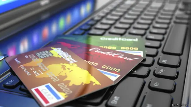 Tarjetas de crédito sobre una computadora