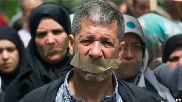 طالب متظاهرون في برلين بالإفراج الفوري عن أحمد منصور.