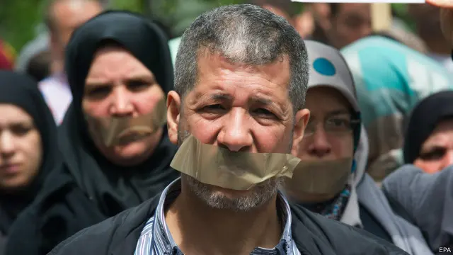 Ketika Mansour menghabiskan malam keduanya dalam tahanan di Berlin pada Minggu, pengunjuk rasa berkumpul di luar penjara tempatnya ditahan.