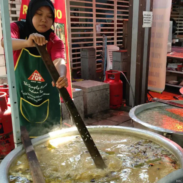 Bubur Lambuk dimasak sejak pukul 08.00 dan akan dibagikan menjelang berbuka puasa. 