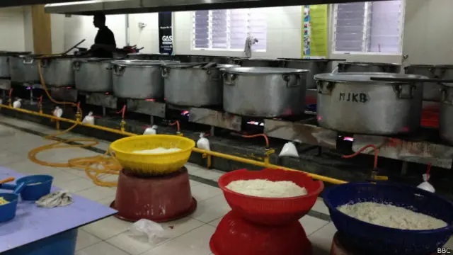 Tradisi memasak dan membagikan bubur lambuk di Masjid Jamek Kampung Bharu sudah berlangsung sejak era 1950-an.