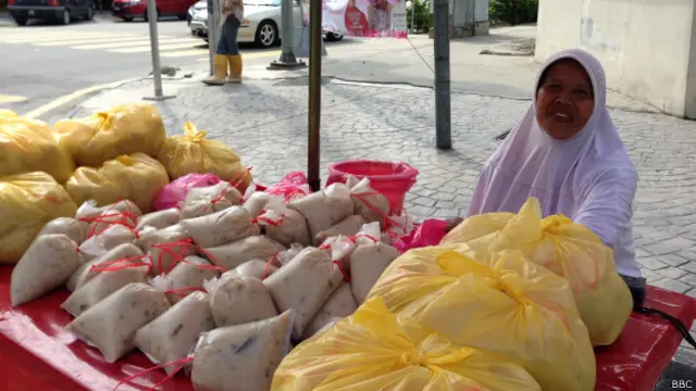 Selain dibagikan secara gratis, bagi mereka yang ingin mencicipinya dapat membeli bubur lambuk yang dijual para pedagang di sepanjang jalanan di sekitar masjid. 