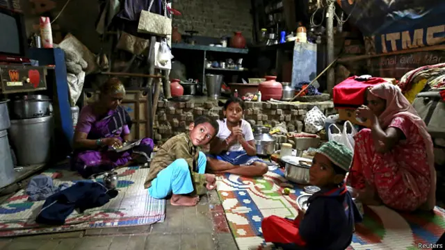 محبوب شیخ رکشہ چلاتے تھے یہاں ان کے اہل خانہ کو دیکھا جا سکتا ہے