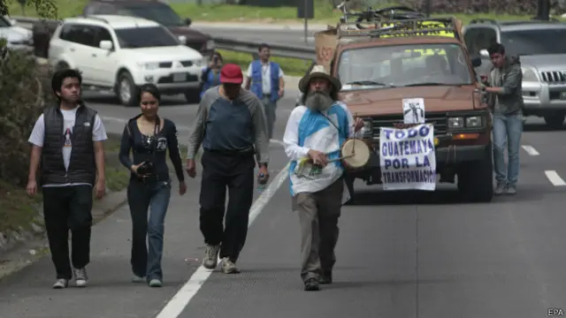 گوئٹے مالا سٹی پہنچنے پر اوسوالڈو اچووا کے مداحوں اور حامیوں کی جانب سے بھر پور استقبال کیا