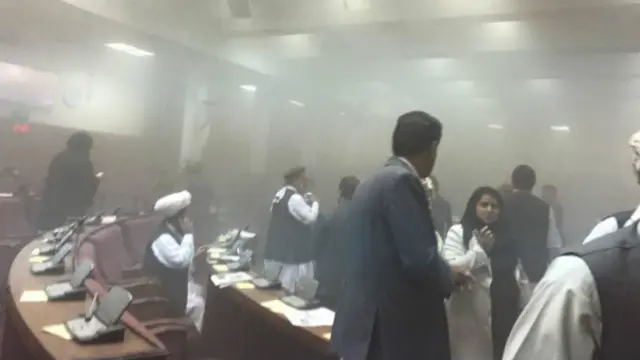 Парламент аъзолари ташқарига югуришган