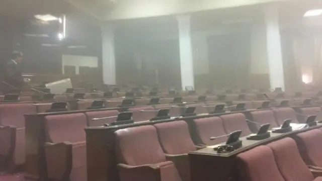 له یاد تالاره ټولو استازو پښې سپکې کړې