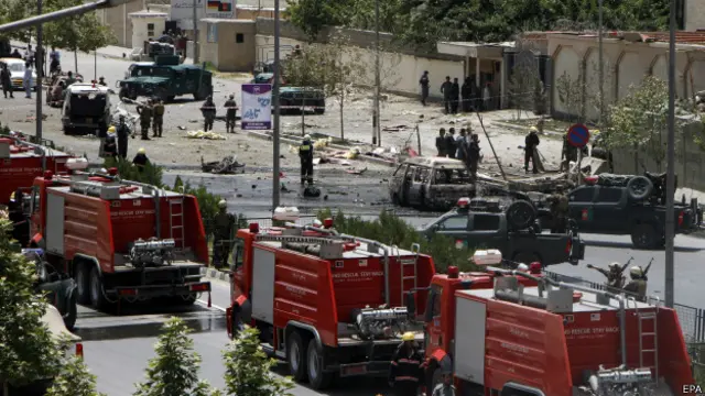 На улице у парламента