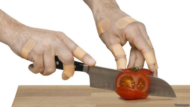 Hombre cortando un tomate