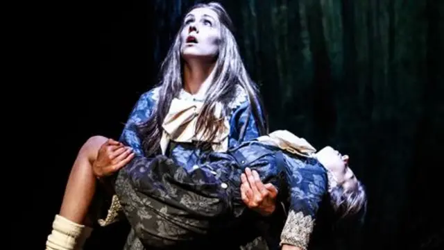 Bryony Kimmings 和她侄女共同出演的獨幕劇《可信可愛的明星榜樣》Credible Likeable Superstar Role Model圖片來源攝影:Jassy Earl)