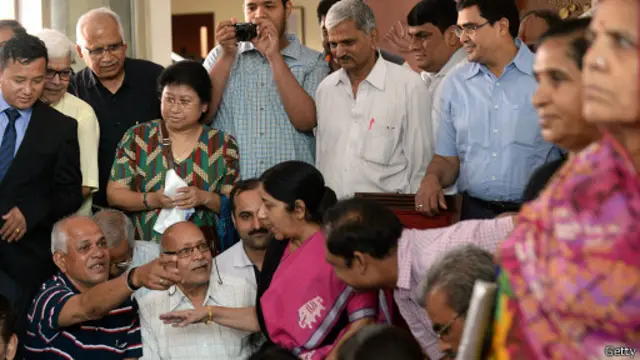 ටිබෙටය බලා යෑමට පෙර වන්දනාකරුවන් කණ්ඩායම හමු වූ ඉන්දීය විදේශ කටයුතු අමාත්‍යවරිය සුෂ්මා ස්වරාජ් 