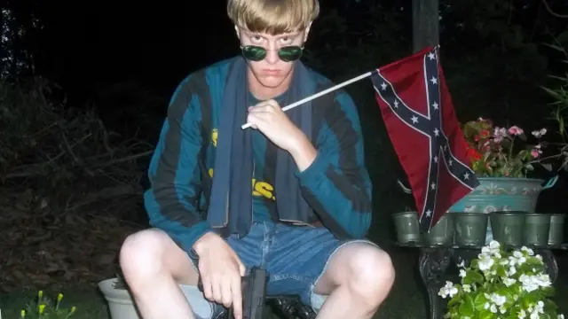 Dylann Roof con bandera confederada