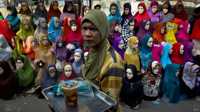 Model jilbab yang dianggap sesuai hukum Islam (syariah) oleh sebagian penganut Islam ini mulai muncul tahun lalu hamoir bersamaan dengan merebaknya jilbab ketat yang sempat menimbulkan kontroversi.