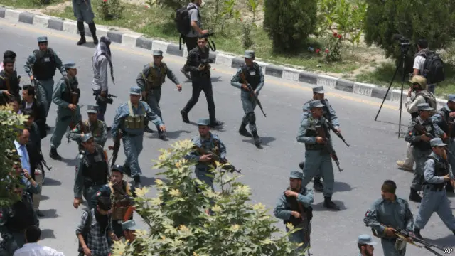 شہر کے داخلی و خارجی راستوں اور دیگر مقامات پر قائم شناختی چوکیوں پر پولیس کے ساتھ فوج بھی تعینات کر دی گئی ہے