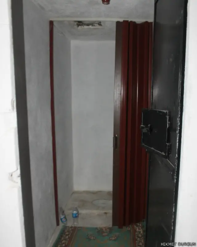 Cezaevinde tek kişilik hücreler de bulunuyor.