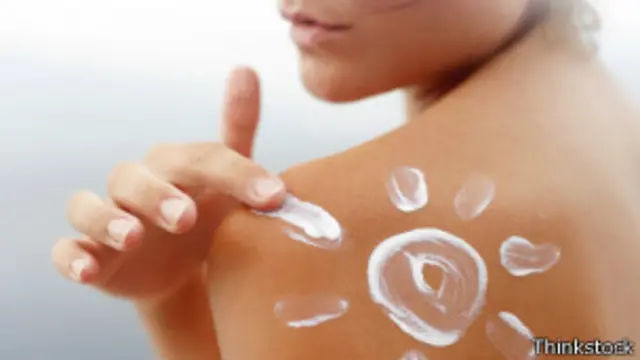 Mujer poniéndose crema solar