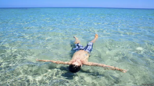 Hombre tomando el sol en el agua