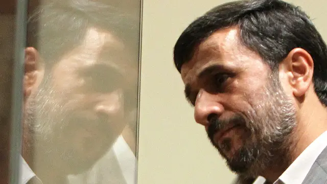 محمود احمدی نژاد در انتخابات مجلس ششم در کنار چهره‌هایی چون اکبر هاشمی رفسنجانی، حسن روحانی و محسن رضایی در لیست جامعه روحانیت مبارز بود