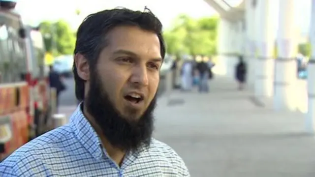 ډاکټر یاسر مصطفی له مسلمانانو غواړي د بدن غړو سپارلو لپاره نوم لیکنه وکړي او کارتونه یې واخلي.