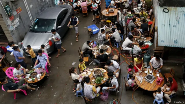 Люди поедают мясо собак