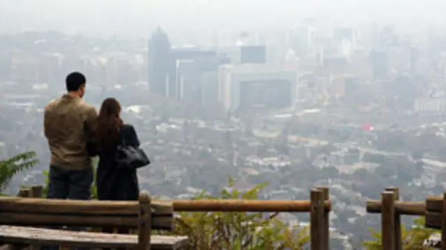 Santiago cubierto por el smog. Foto de 2007.