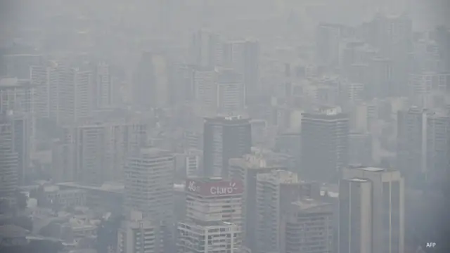 Santiago cubierto por el smog