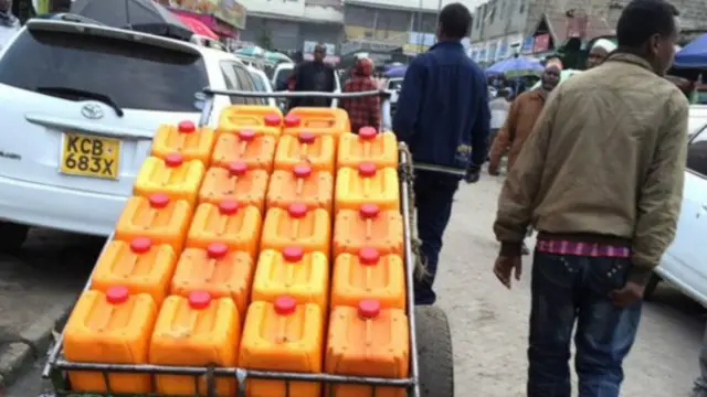 عموماً کچی آبادیوں کے مکین دکانداروں سے پانی خریدتے ہیں۔