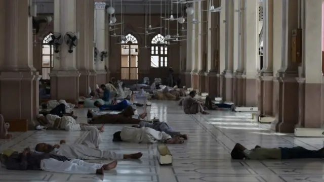 کراچی میں گرمی کی شدت سے ایک ہزار سے زائد افراد ہلاک ہو گئے