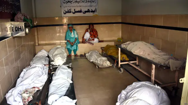 ایدھی فاؤنڈیشن کے مطابق سرد خانے میں 350 کے قریب لاشیں لائی گئی تھیں جن میں 45 شناخت نہ ہونے کی وجہ سے دفنا دی گئی تھیں، جبکہ باقی لاشیں لواحقین اپنے ساتھ لائے ہیں۔