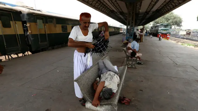 ریکارڈ کے مطابق کراچی میں سب سے زیادہ درجۂ حرارت 47 ڈگری سینٹی گریڈ سنہ 1979 میں ریکارڈ کیا گیا تھا۔