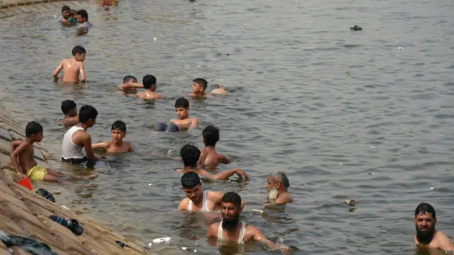 محکمۂ صحت کے حکام کا کہنا ہے کہ زیادہ تر اموات کراچی شہر میں ہوئی ہیں جہاں حالیہ دنوں میں درجۂ حرارت 45 ڈگری سینٹی گریڈ تک جا پہنچا تھا۔