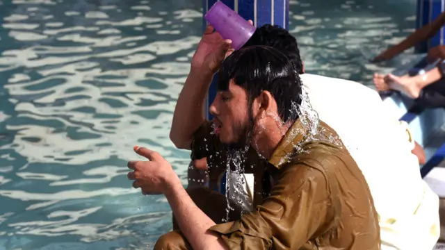 کراچی کے علاقوں ناظم آباد، نارتھ ناظم آباد، نارتھ کراچی اور لانڈھی کے بعض علاقوں میں ہلکی بارش ہوئی ہے، جس سے گرمی کا زور ٹوٹ گیا ہے لیکن حبس کی شدت بڑھ گئی ہے۔