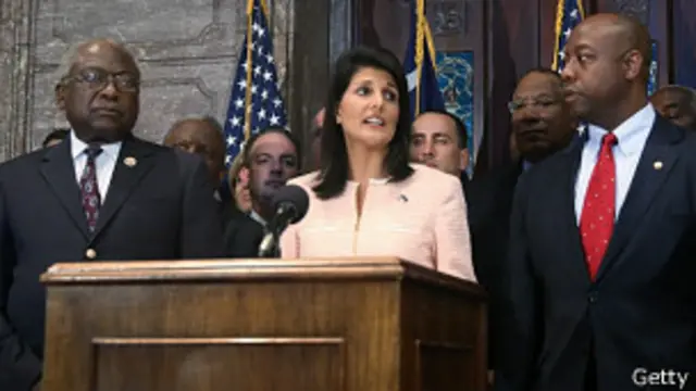 Gubernur Nikki Haley mengatakan bendera itu tempatnya di masa lalu saja