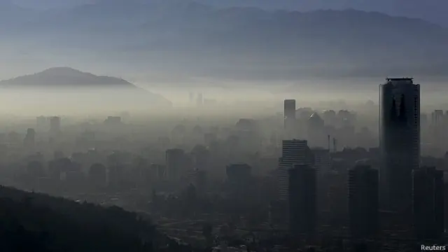 Santiago cubierto por el smog