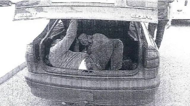 عُثر على هذين العراقيين مخبأين في صندوق سيارة لتهريبهما إلى داخل المملكة المتحدة.