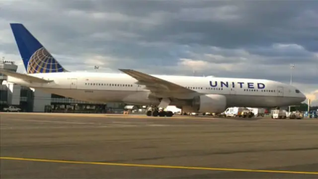 روم سے شکاگو جانے والے ایک طیارے کو مبینہ طور پر ایک مسافر کی وجہ سے راستے میں اتارنا پڑا