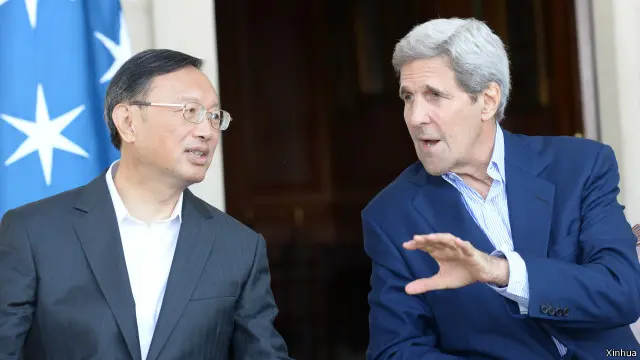 6月22日，在美国弗吉尼亚州弗农山庄，中国国务委员杨洁篪（左）与美国国务卿克里出席活动。