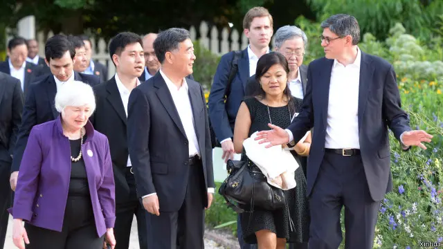 汪洋和杨洁篪出席美国国务卿克里和财政部长雅各布·卢在美国首任总统华盛顿的故居弗农山庄举办的对话会前活动。