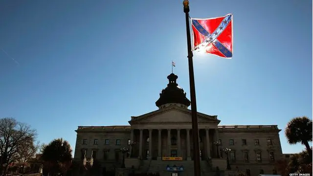 Bendera Konfederasi yang dipajang di depan gedung state capitol