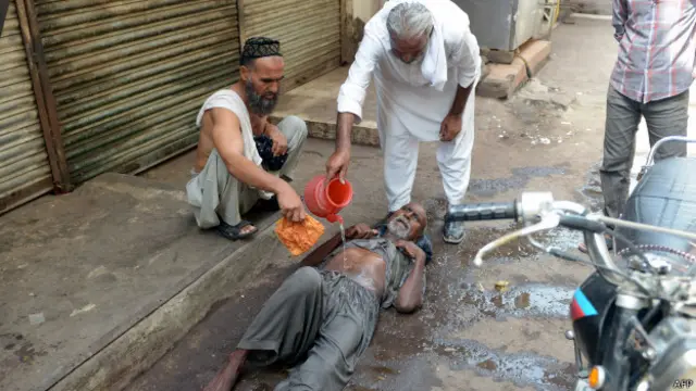 گرمی کی شدید لہر کے بعد کراچی کے چند علاقوں میں بوندا باندی تو شروع ہوئی تاہم حبس اب بھی برقرار ہے