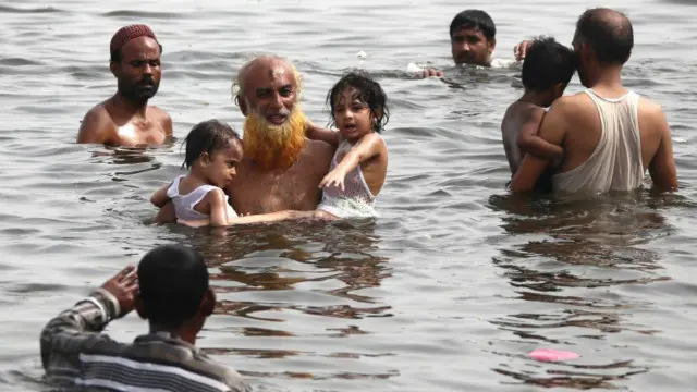 عوام نے گرمی کا اثر کم کرنے کے لیے تالابوں کا رخ کیا ہے