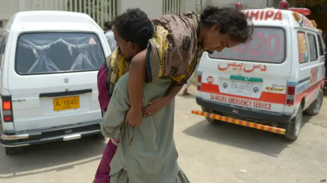  اندرون سندھ جیکب آباد اور شکارپور میں تین تین، جبکہ لاڑکانہ میں دو افراد ہلاک ہوئے ہیں۔